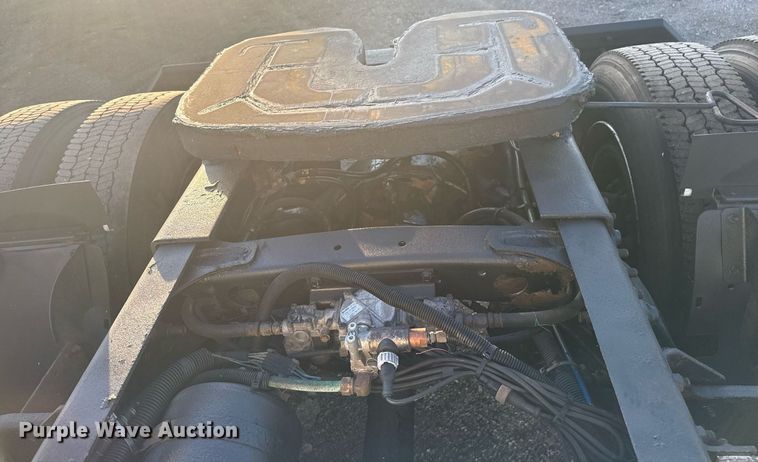 image for item EG6064 2000 Freightliner FLD semi truck