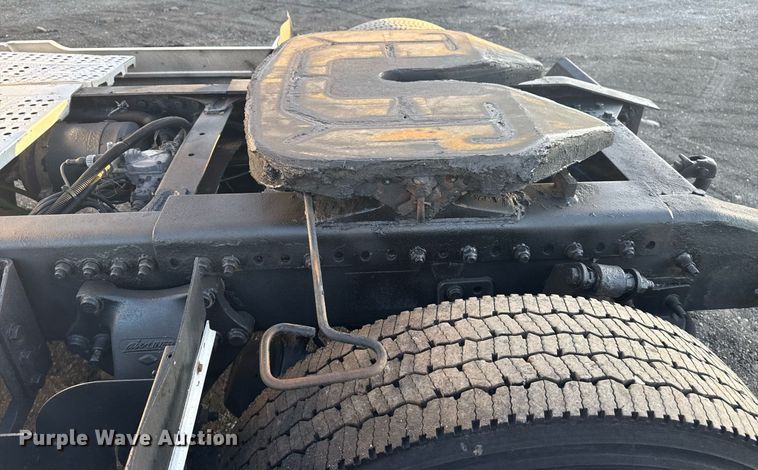 image for item EG6064 2000 Freightliner FLD semi truck