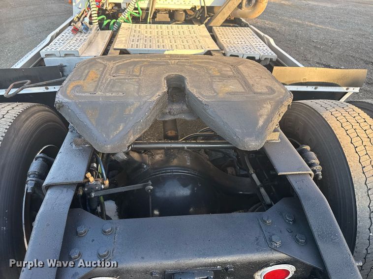 image for item EG6064 2000 Freightliner FLD semi truck