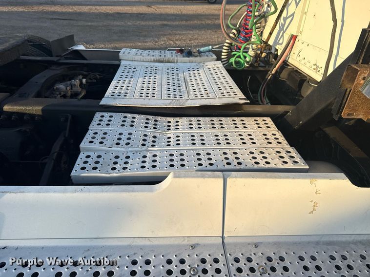 image for item EG6064 2000 Freightliner FLD semi truck