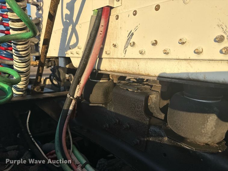 image for item EG6064 2000 Freightliner FLD semi truck