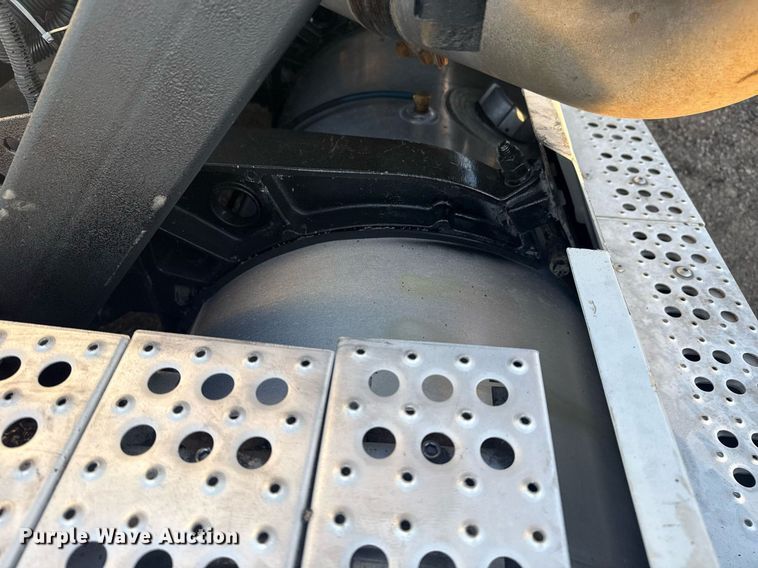 image for item EG6064 2000 Freightliner FLD semi truck