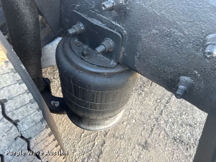 image for item EG6064 2000 Freightliner FLD semi truck