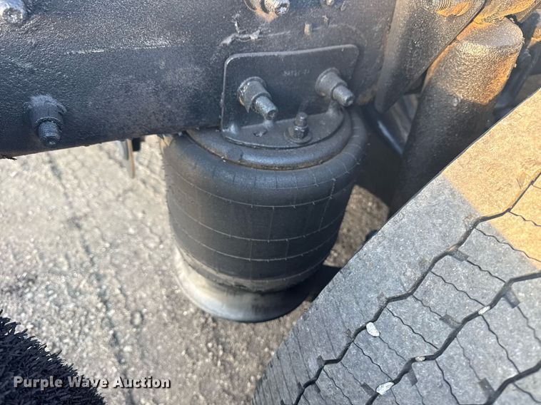 image for item EG6064 2000 Freightliner FLD semi truck