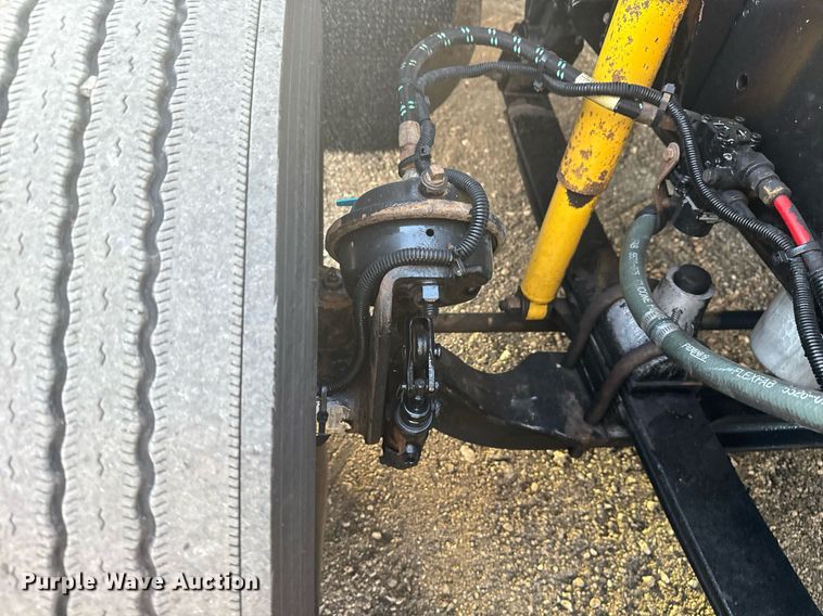 image for item EG6064 2000 Freightliner FLD semi truck