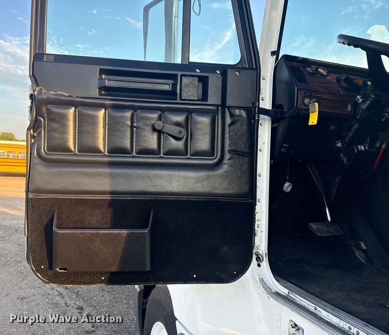 image for item EG6064 2000 Freightliner FLD semi truck