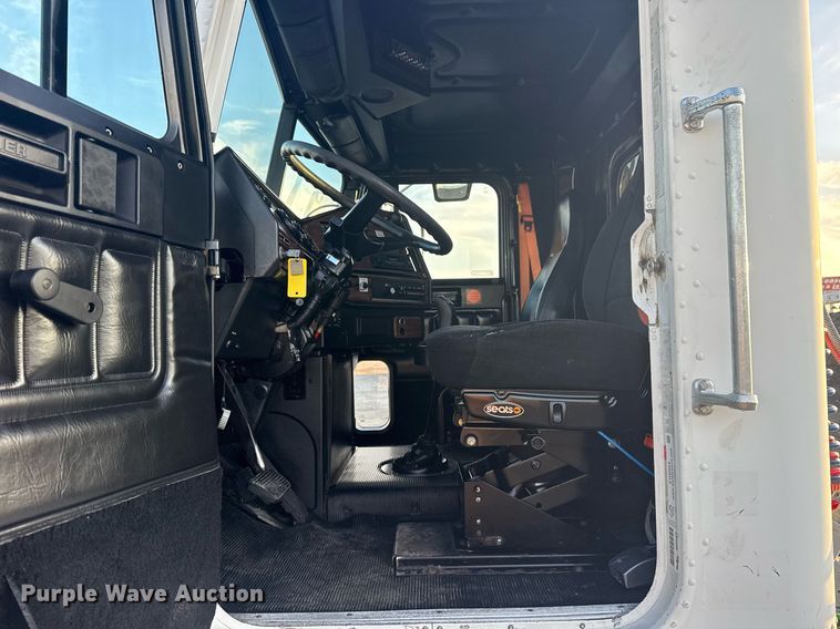 image for item EG6064 2000 Freightliner FLD semi truck