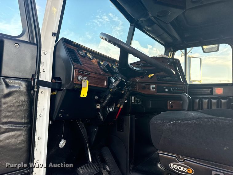 image for item EG6064 2000 Freightliner FLD semi truck