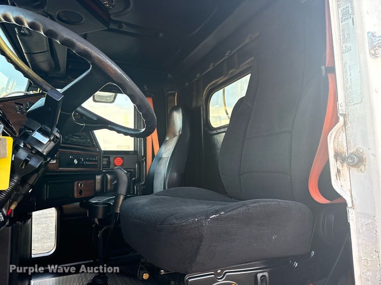 image for item EG6064 2000 Freightliner FLD semi truck