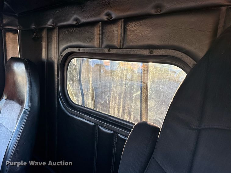 image for item EG6064 2000 Freightliner FLD semi truck