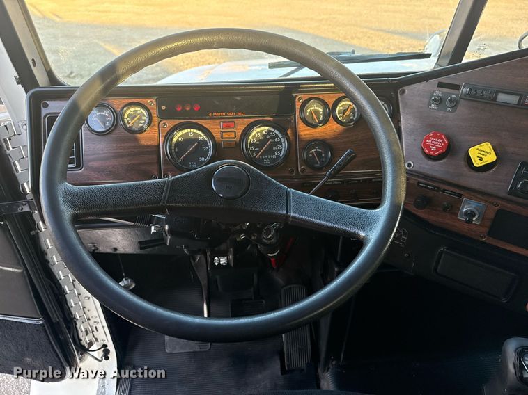 image for item EG6064 2000 Freightliner FLD semi truck