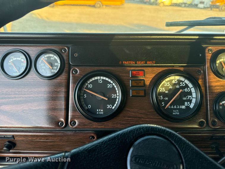 image for item EG6064 2000 Freightliner FLD semi truck