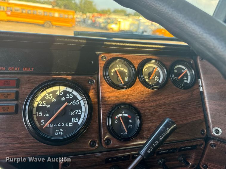 image for item EG6064 2000 Freightliner FLD semi truck