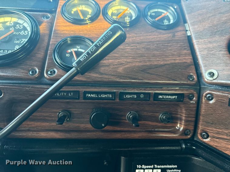 image for item EG6064 2000 Freightliner FLD semi truck