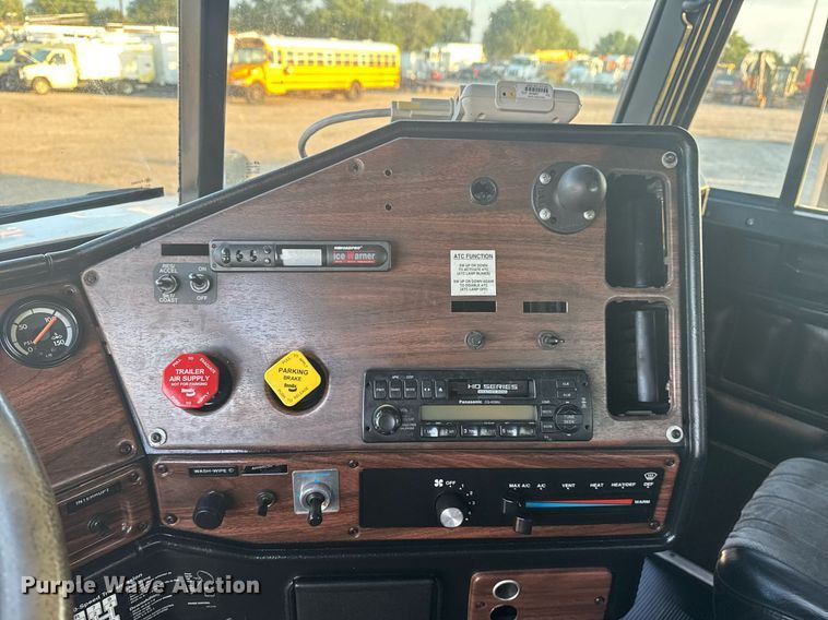 image for item EG6064 2000 Freightliner FLD semi truck