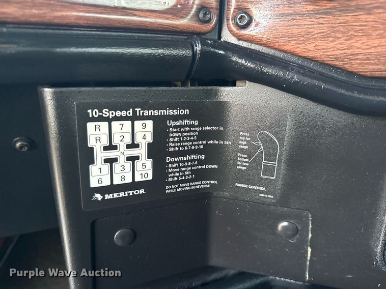 image for item EG6064 2000 Freightliner FLD semi truck