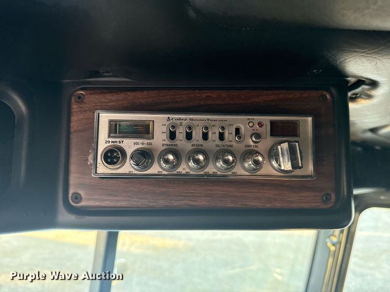 image for item EG6064 2000 Freightliner FLD semi truck