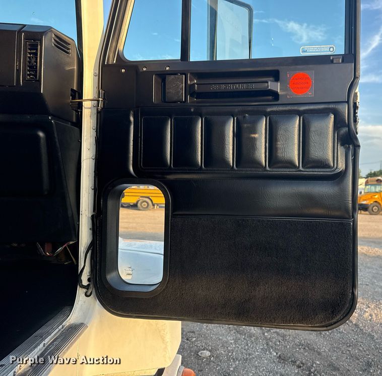 image for item EG6064 2000 Freightliner FLD semi truck