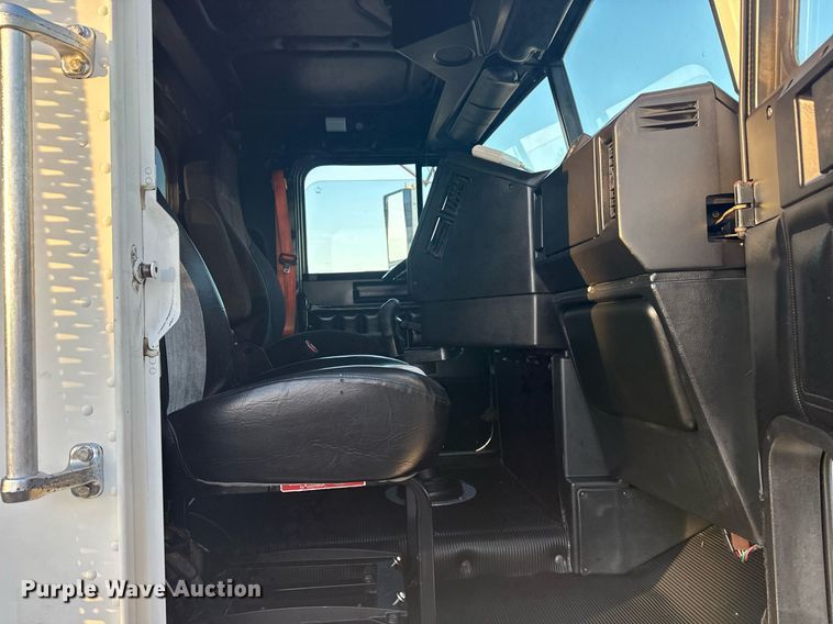 image for item EG6064 2000 Freightliner FLD semi truck