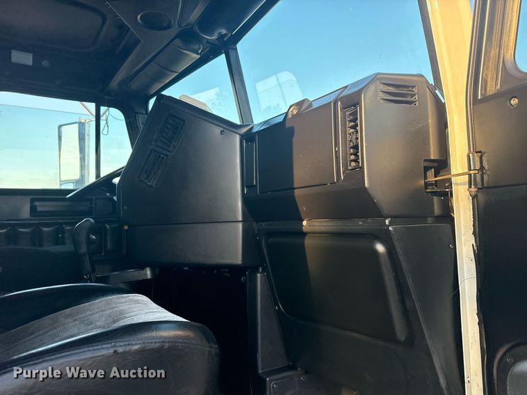 image for item EG6064 2000 Freightliner FLD semi truck