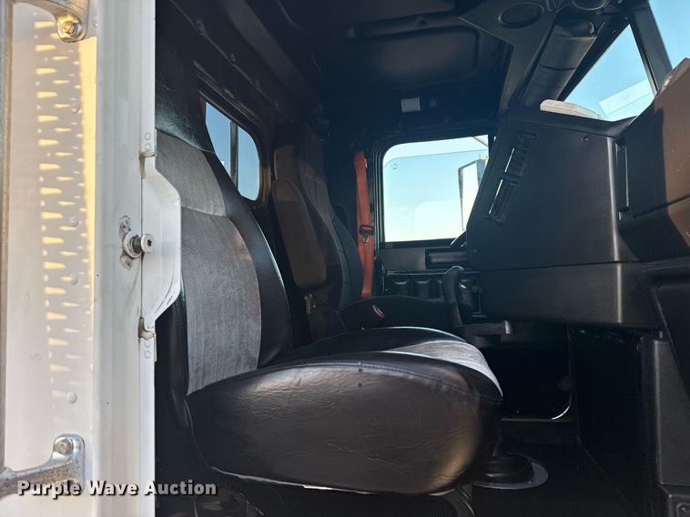 image for item EG6064 2000 Freightliner FLD semi truck