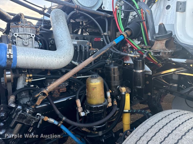 image for item EG6064 2000 Freightliner FLD semi truck