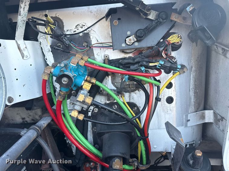 image for item EG6064 2000 Freightliner FLD semi truck