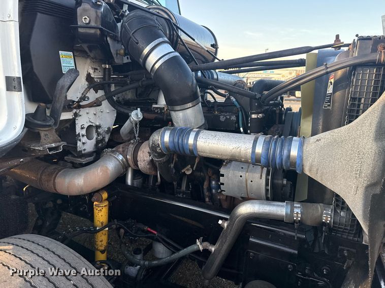 image for item EG6064 2000 Freightliner FLD semi truck