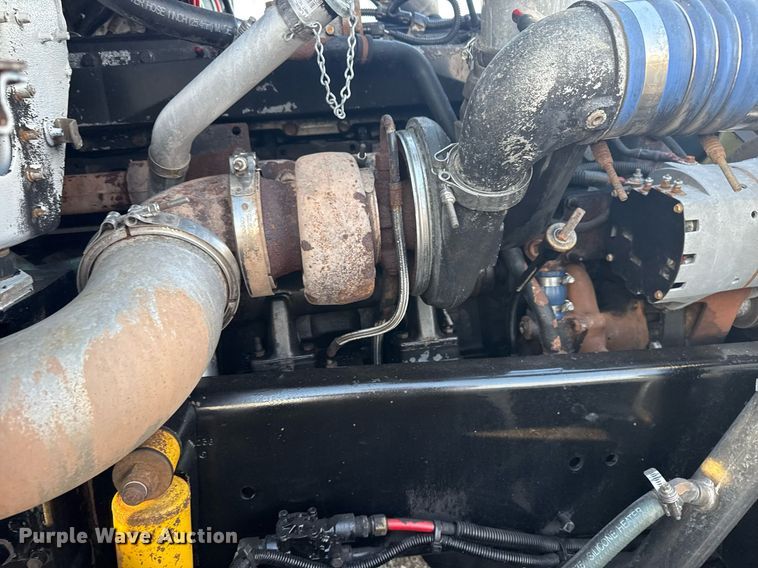 image for item EG6064 2000 Freightliner FLD semi truck