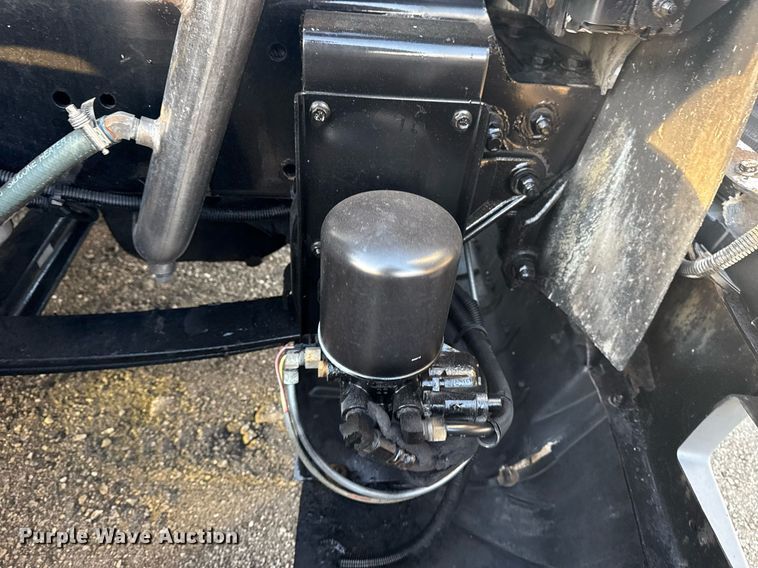 image for item EG6064 2000 Freightliner FLD semi truck