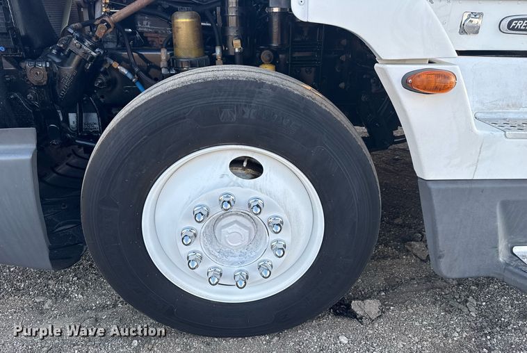 image for item EG6064 2000 Freightliner FLD semi truck