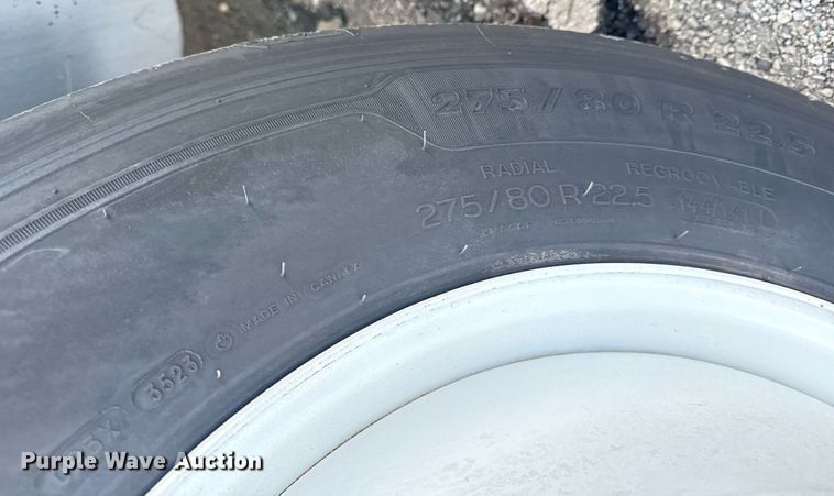 image for item EG6064 2000 Freightliner FLD semi truck