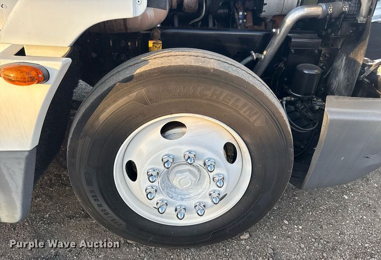 image for item EG6064 2000 Freightliner FLD semi truck