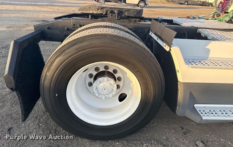 image for item EG6064 2000 Freightliner FLD semi truck