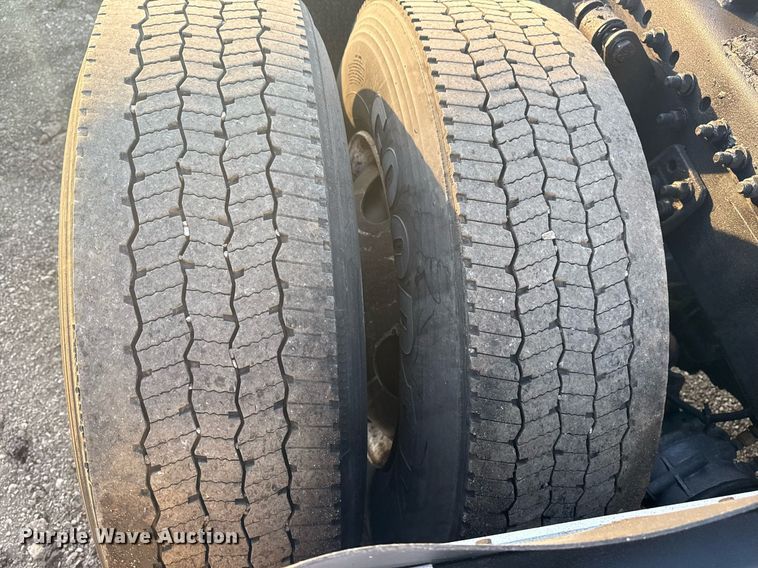 image for item EG6064 2000 Freightliner FLD semi truck