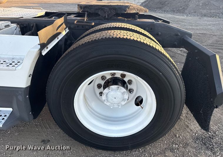 image for item EG6064 2000 Freightliner FLD semi truck