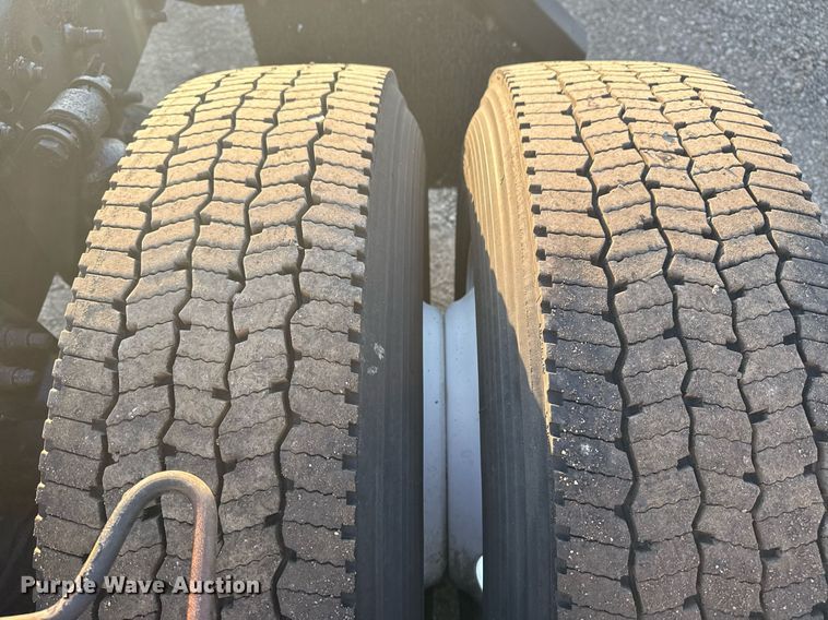 image for item EG6064 2000 Freightliner FLD semi truck