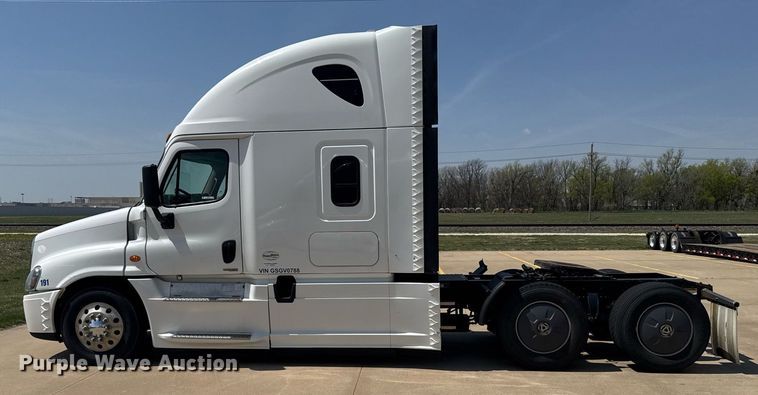 image for item EG6353 2016 Freightliner Cascadia semi truck