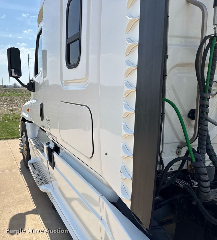 image for item EG6353 2016 Freightliner Cascadia semi truck