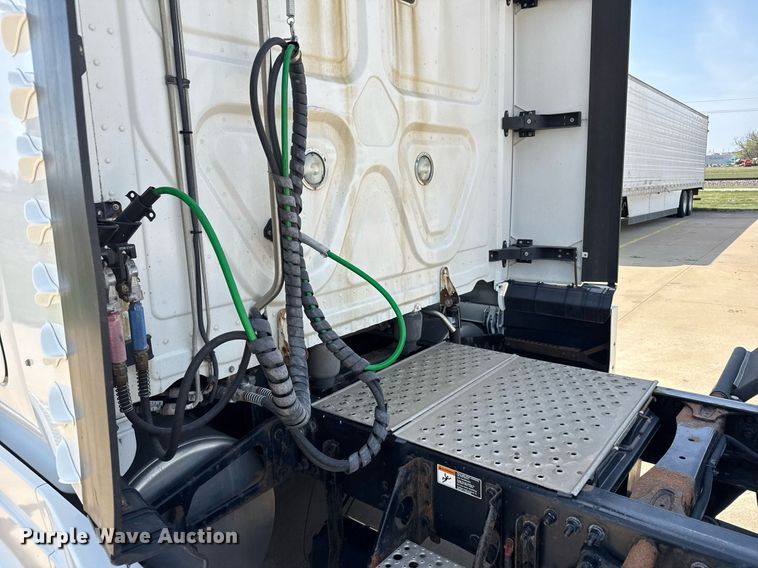 image for item EG6353 2016 Freightliner Cascadia semi truck