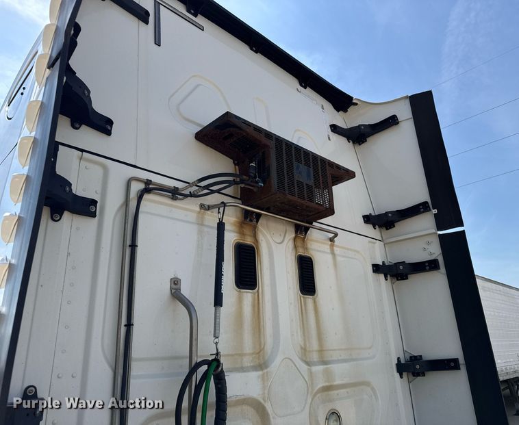 image for item EG6353 2016 Freightliner Cascadia semi truck