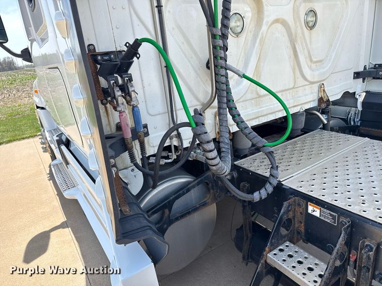 image for item EG6353 2016 Freightliner Cascadia semi truck