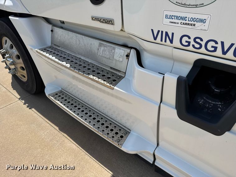 image for item EG6353 2016 Freightliner Cascadia semi truck