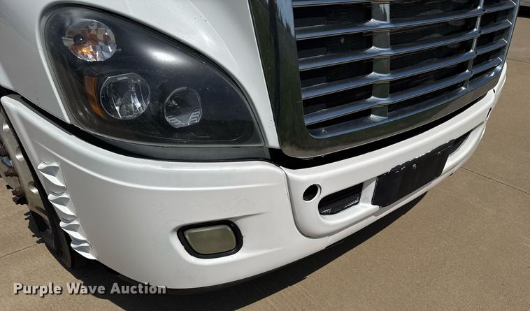 image for item EG6353 2016 Freightliner Cascadia semi truck