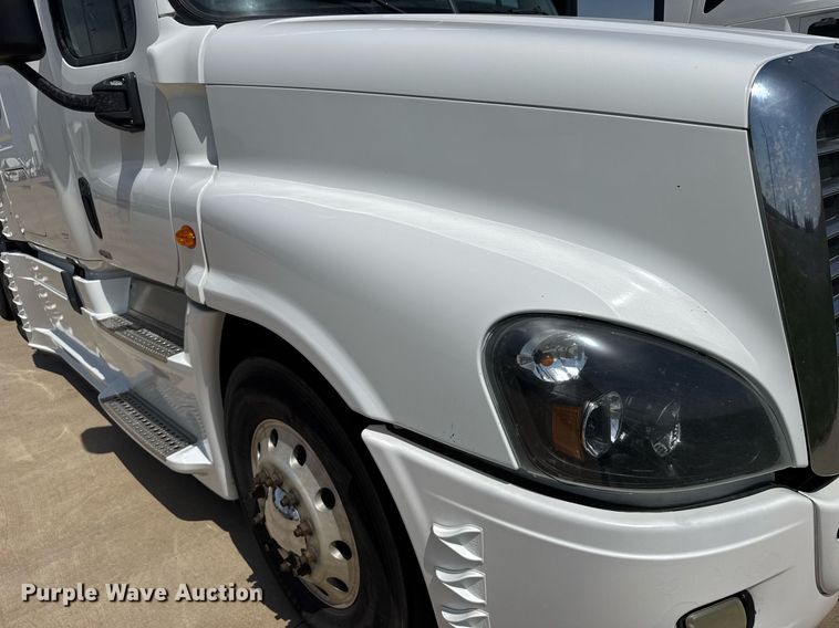 image for item EG6353 2016 Freightliner Cascadia semi truck
