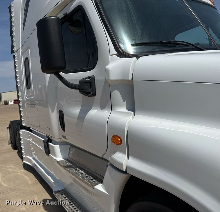 image for item EG6353 2016 Freightliner Cascadia semi truck