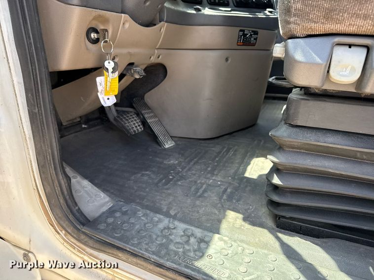 image for item EG6353 2016 Freightliner Cascadia semi truck