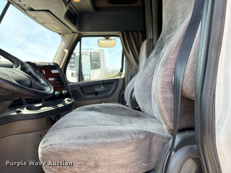 image for item EG6353 2016 Freightliner Cascadia semi truck