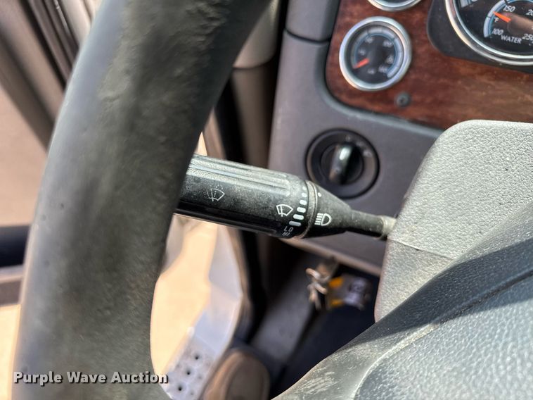 image for item EG6353 2016 Freightliner Cascadia semi truck