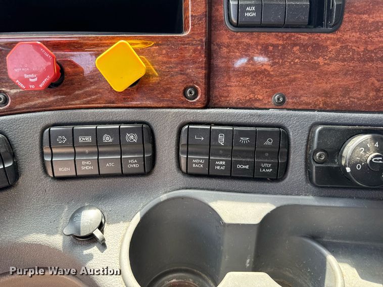 image for item EG6353 2016 Freightliner Cascadia semi truck